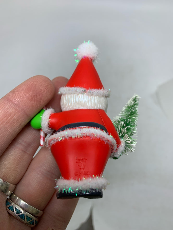 IN BOX HEIRLOOM SANTA HALLMARK ORNAMENT.
