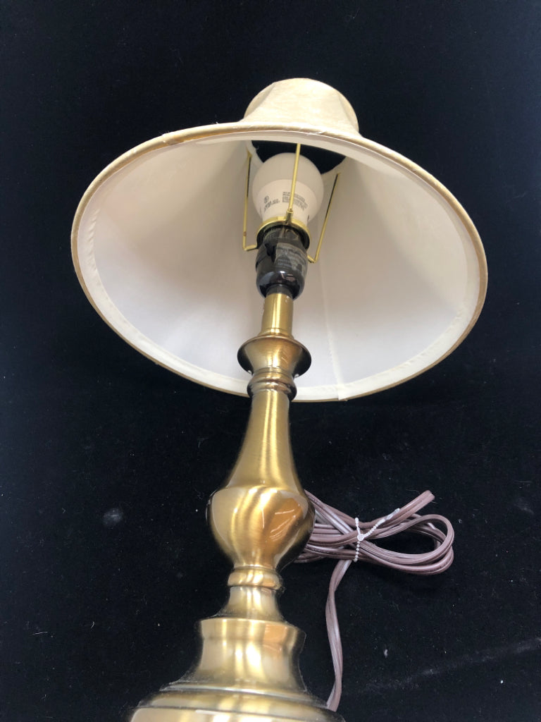 SM BRASS LAMP W/FAUX LEATHER SHADE.