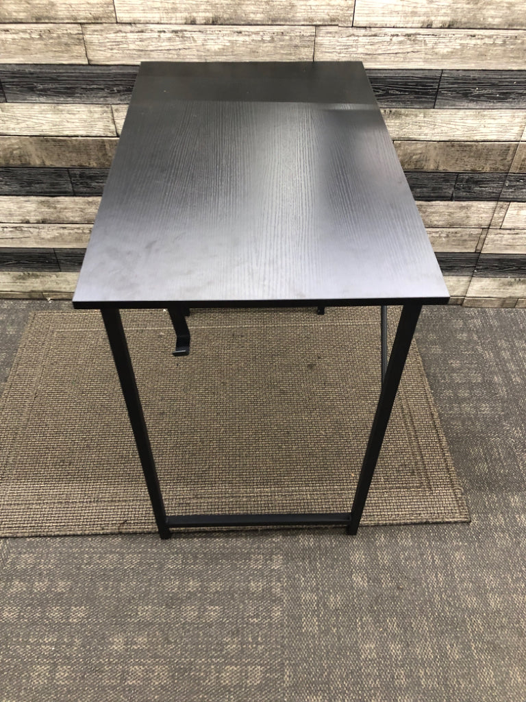 LIGHT DESK TABLE BLACK WOOD TOP W/METAL LEGS.