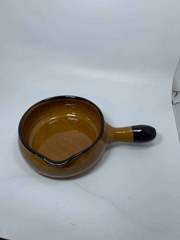 TAN BEAN POT/PAN W/ HANDLE DARK EDGE.