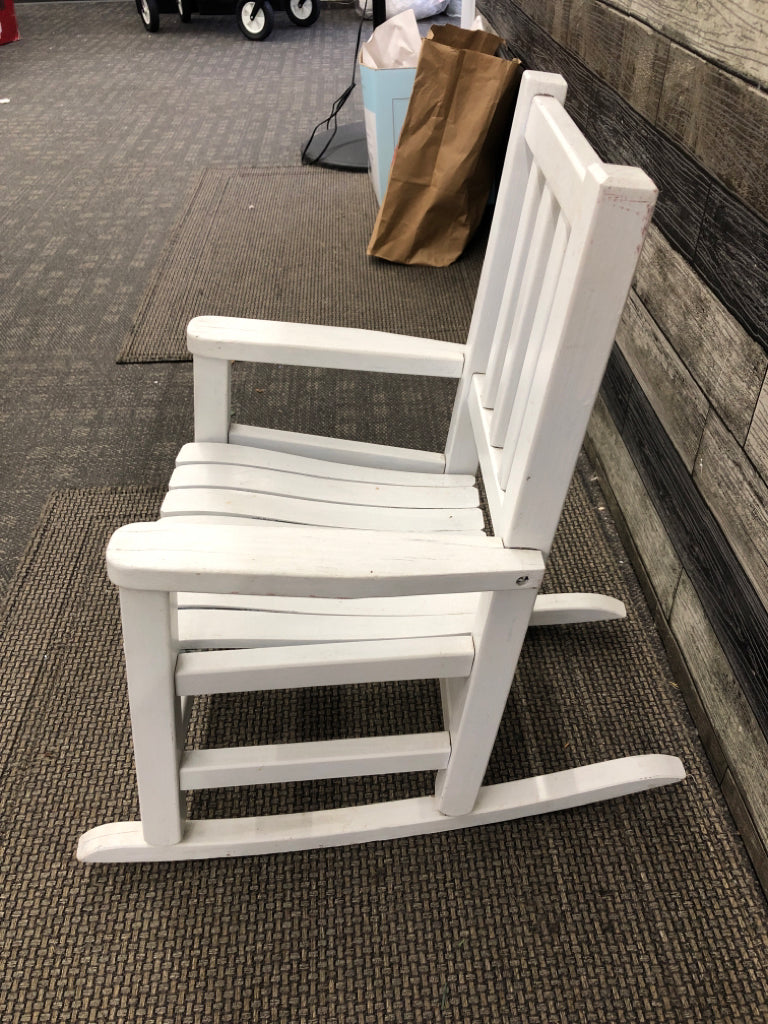 CHILDRENS WHITE WOOD ROCKING CHAIR.