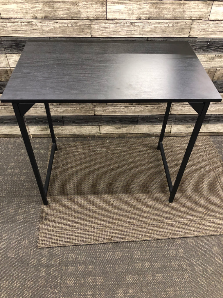 LIGHT DESK TABLE BLACK WOOD TOP W/METAL LEGS.