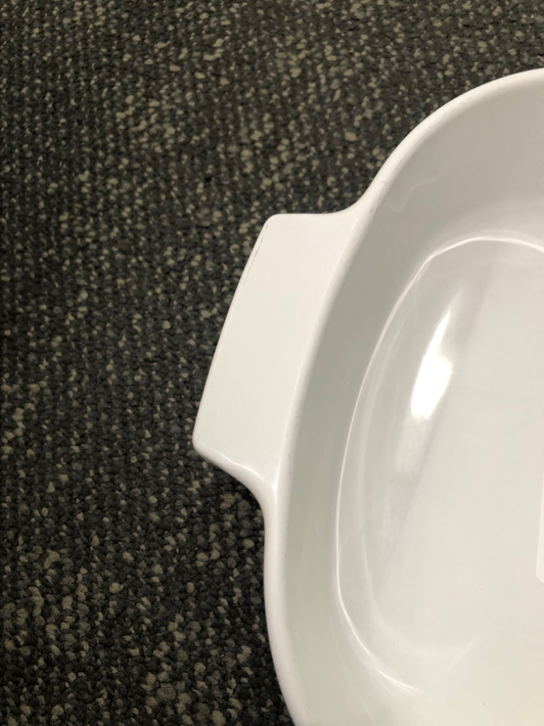 CASSEROLE DISH W/LID.