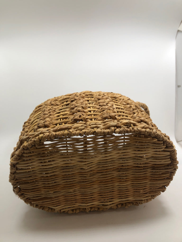 OVAL WICKER BASKET W HANDLES.
