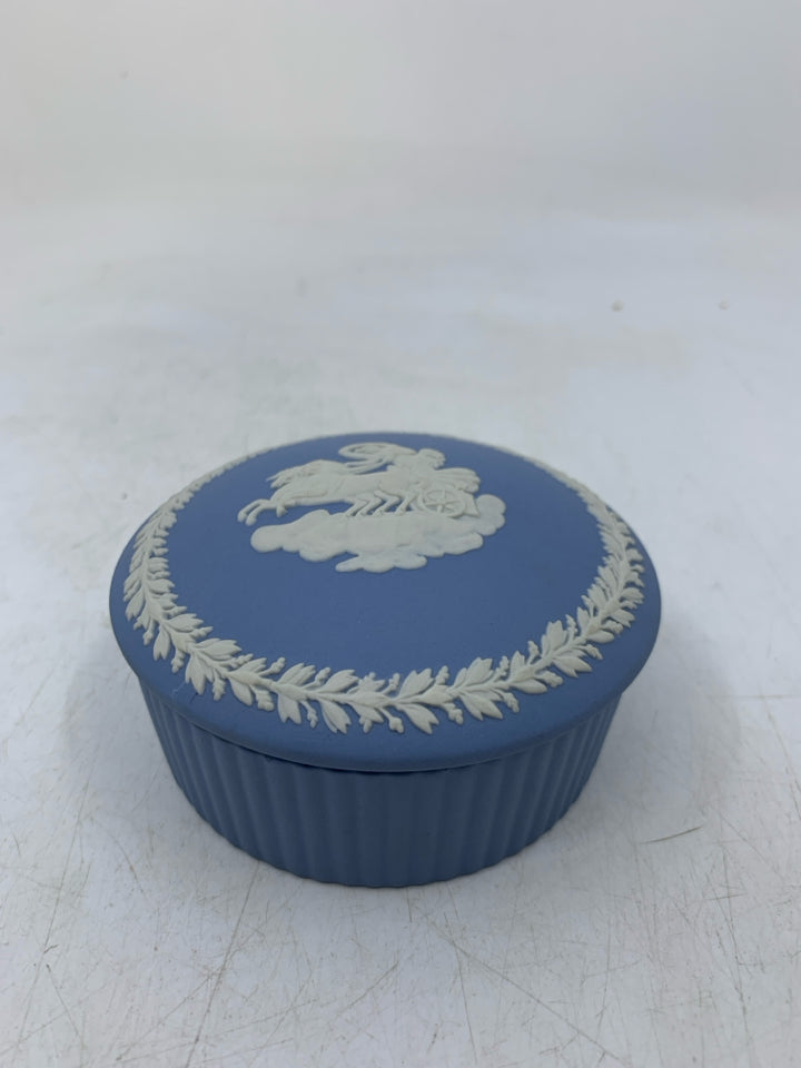 CIRCLE JASPERWARE W/ RIBBED SIDES.