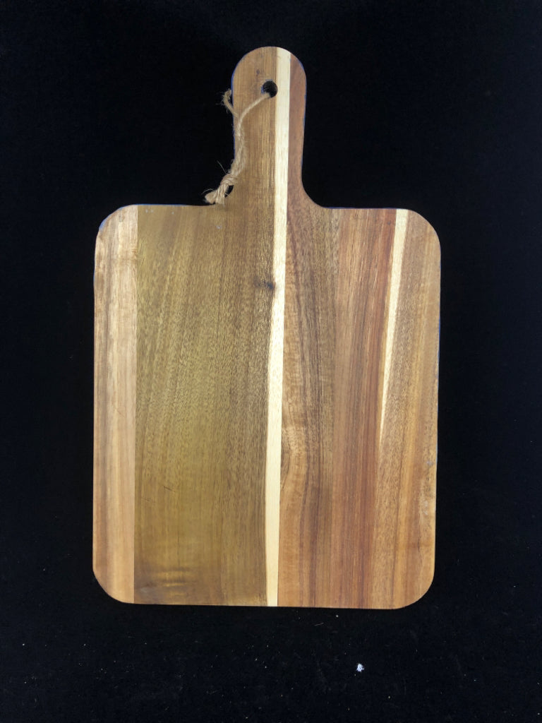 EPOXY DECORATIVE WOODEN CUTTING BOARD.