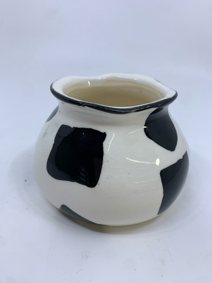 B&W GEOMETRIC VASE.