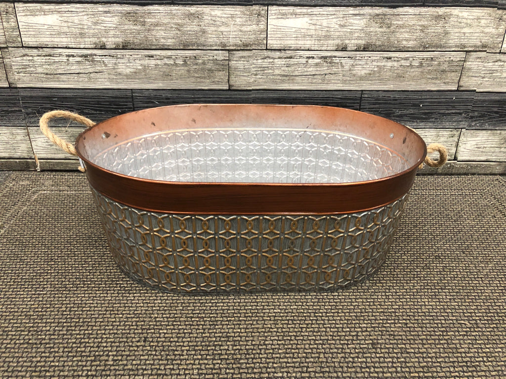 LG METAL BASKET W/COPPER PAINTED RIM+ROPE HANDLES.