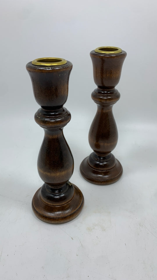 2 WOOD SPINDLE CANDLESTICK HOLDERS.