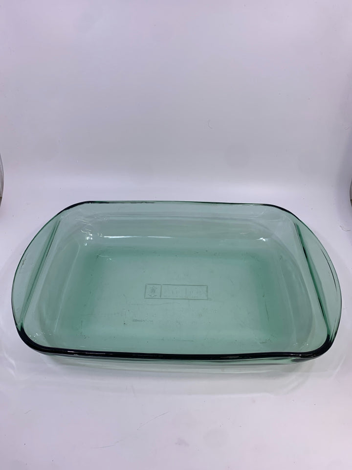 CASSEROLE DISH W/CARRY CASE.