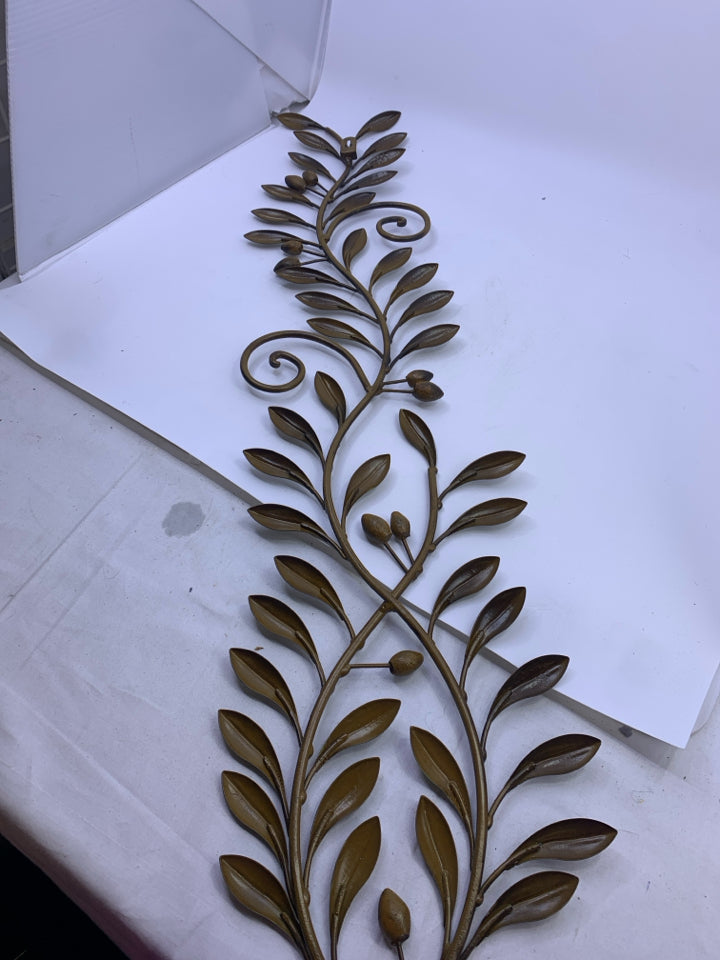 METAL GREEN LEAF AND OLIVE WALL HANGING.