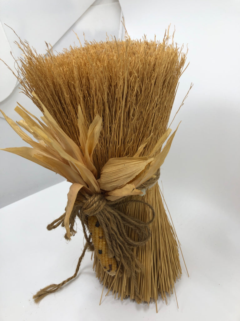 FAUX STRAW BUNDLE W/EAR OF CORN.