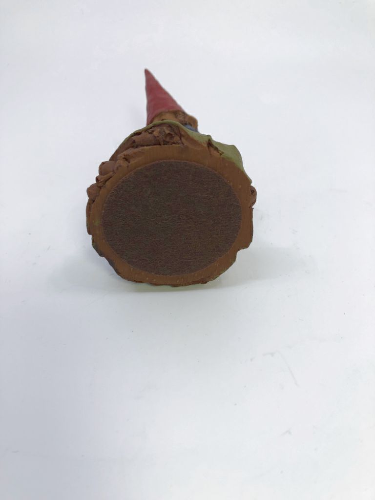 VTG TOM CLARK "CLAUDE" GNOME PAINTING ON LEAF FIGURINE.