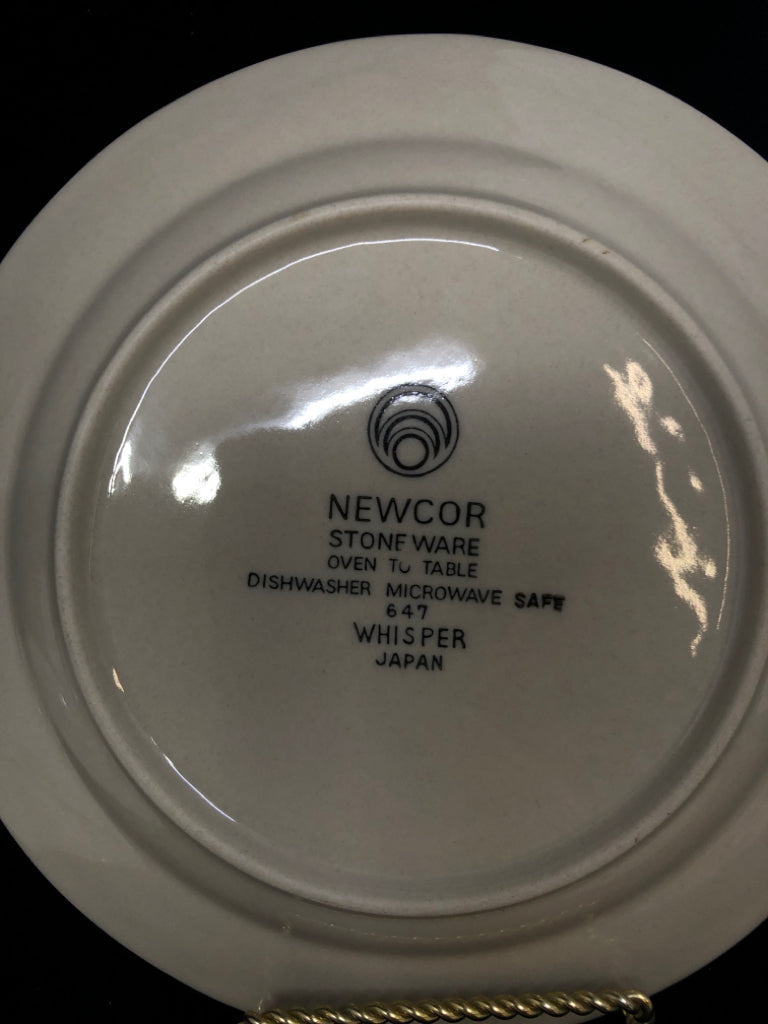 4 GREY W/ WHITE FLORAL LUNCH PLATES.