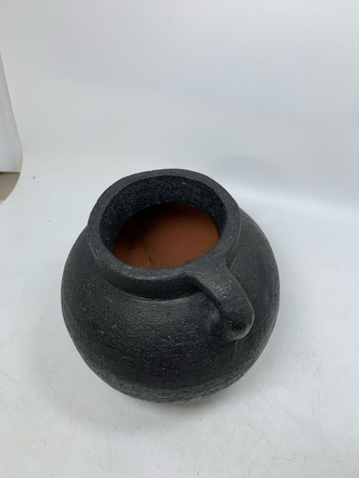 HEAVY MATTE BLACK CIRCLE TEXTURED VASE W/ SMALL HANDLE.