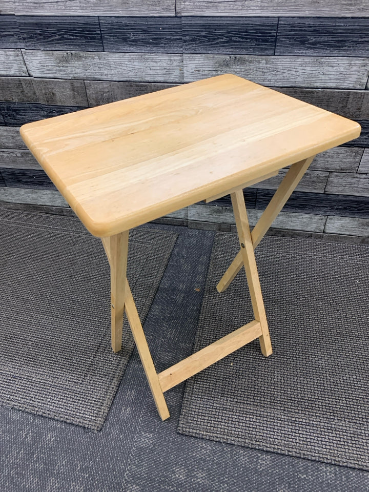 BLONDE WOOD 4 PC TV TRAY SET W STAND.