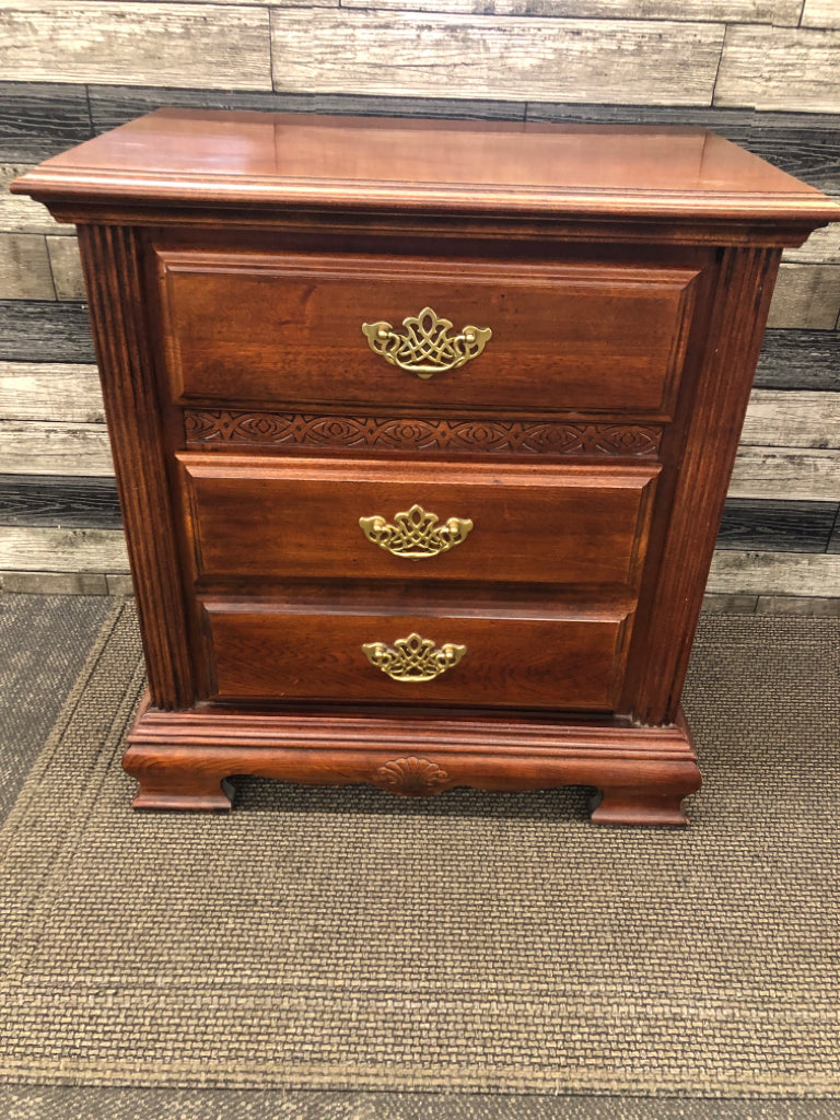 VTG 2-DRAWER WOODEN NIGHTSTAND W/GOLD HARDWARE.