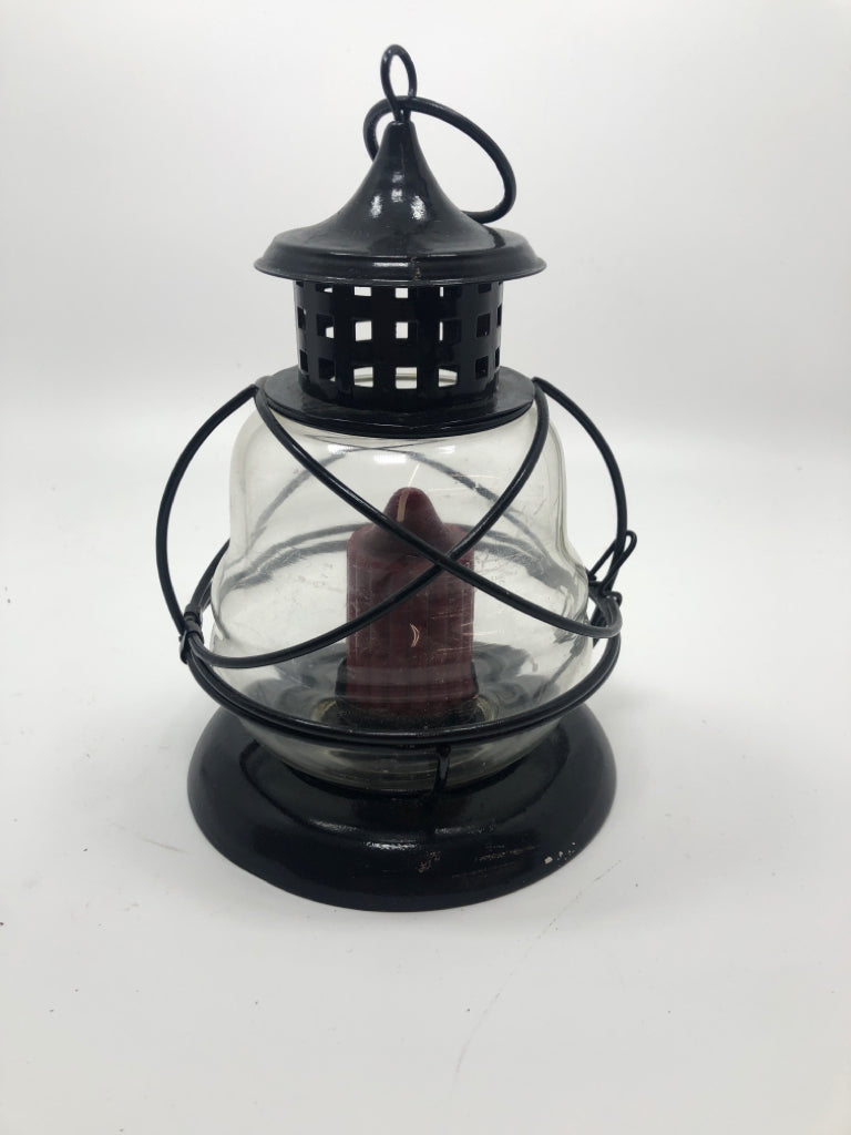 SM BLACK METAL LANTERN W/RED CANDLE.