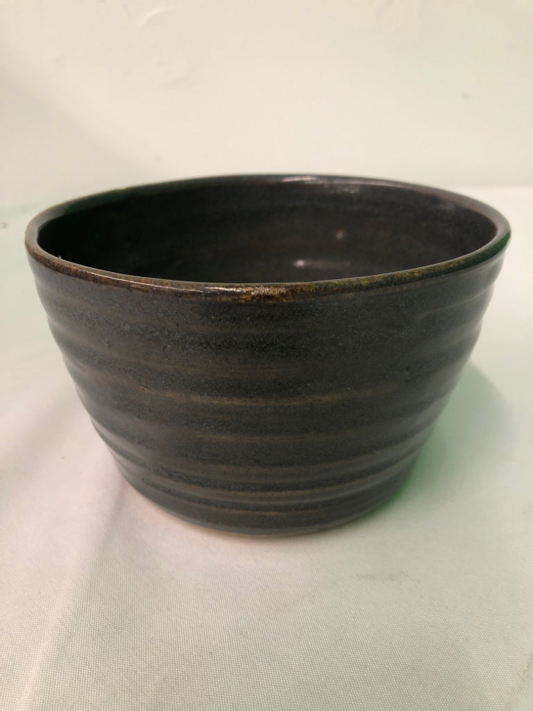POTTERY RIBBED GRAY BOWL CREAM STONE BASE W/ 2 CHOPSTICKS.