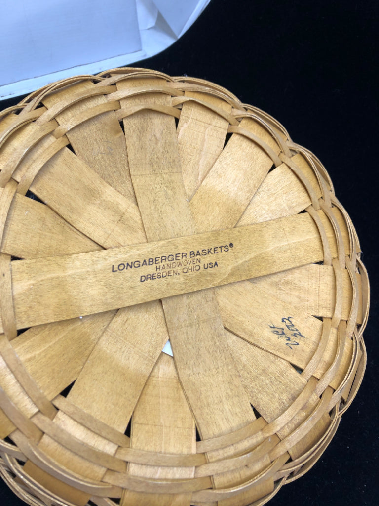 ROUND BASKET W PLASTIC LINER AND LEATHER HANDLES.
