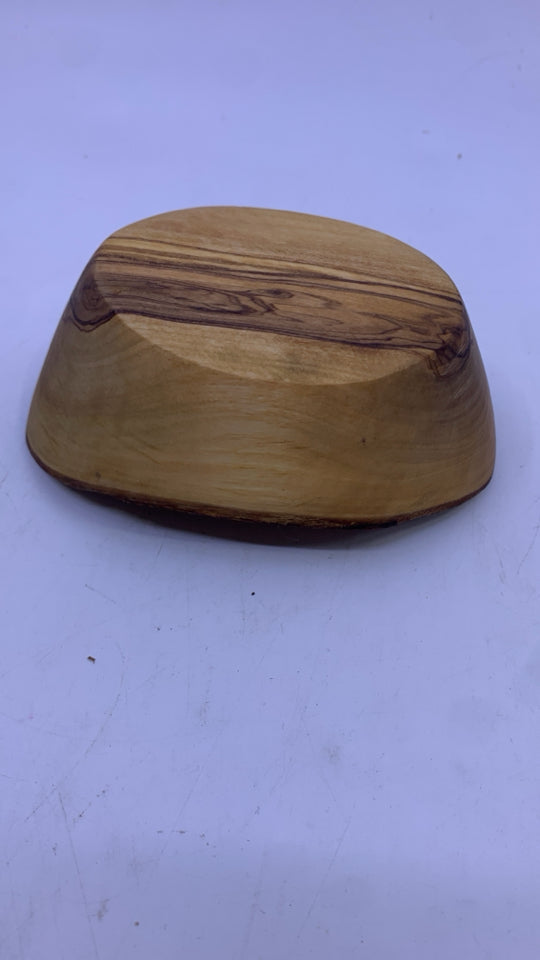 SMALL WOOD BOWL.