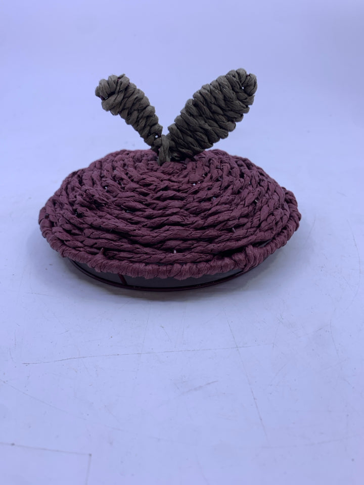 APPLE SHAPED WOVEN BASKET W/LID.