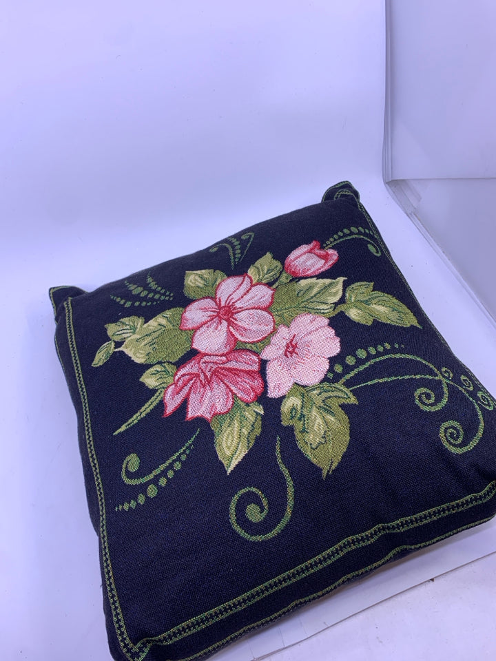 BLACK/PINK FLOWERS ACCENT PILLOW.