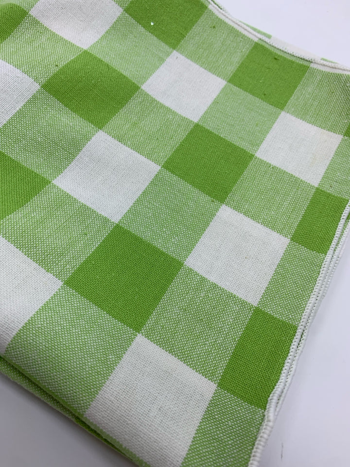 6-GREEN PICNIC STYLE DINNER NAPKINS.