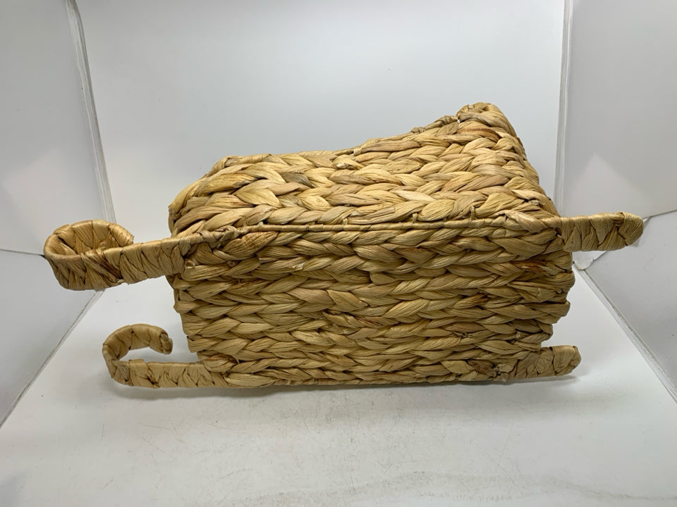 BLONDE WOVEN SLAY DECOR.