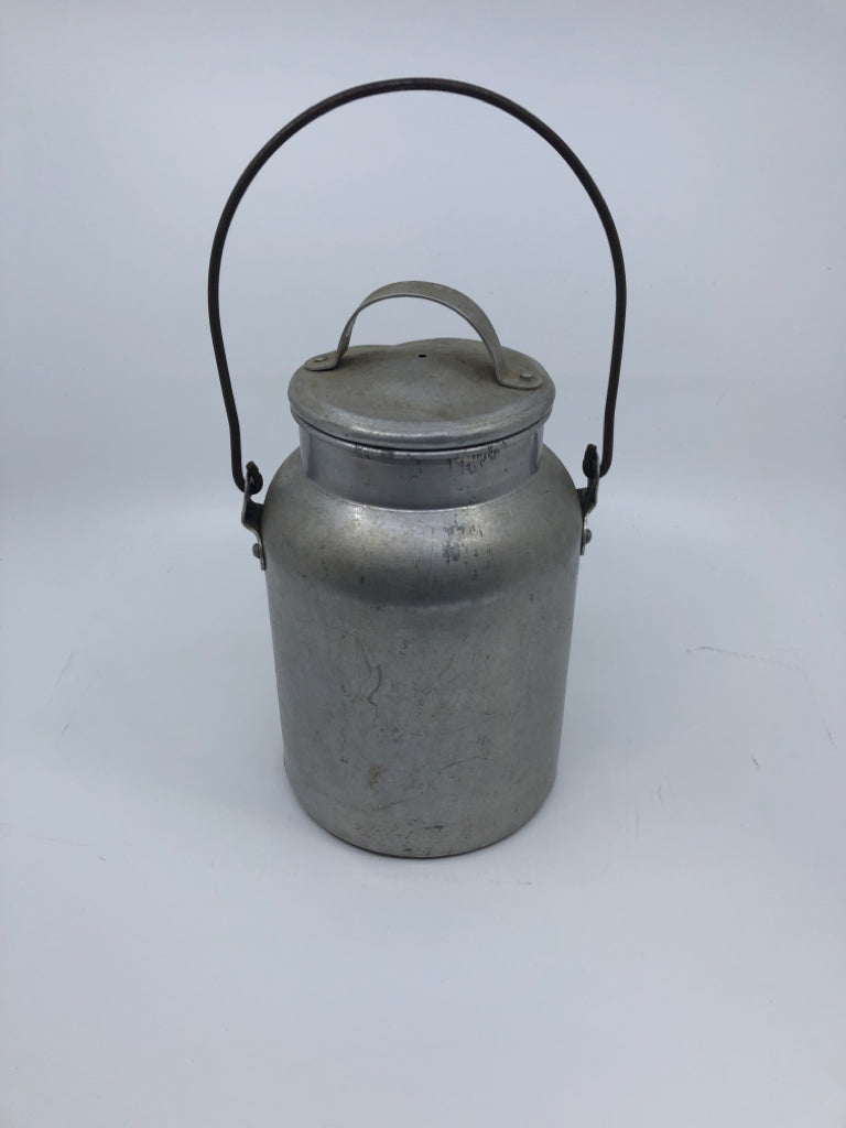 VTG METAL CANISTER W LID AND HANDLE.