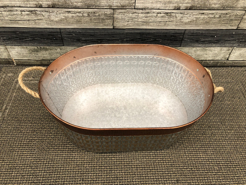 LG METAL BASKET W/COPPER PAINTED RIM+ROPE HANDLES.