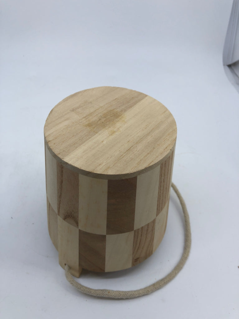 TWO TONED WOOD BUCKET W ROPE HANDLE.