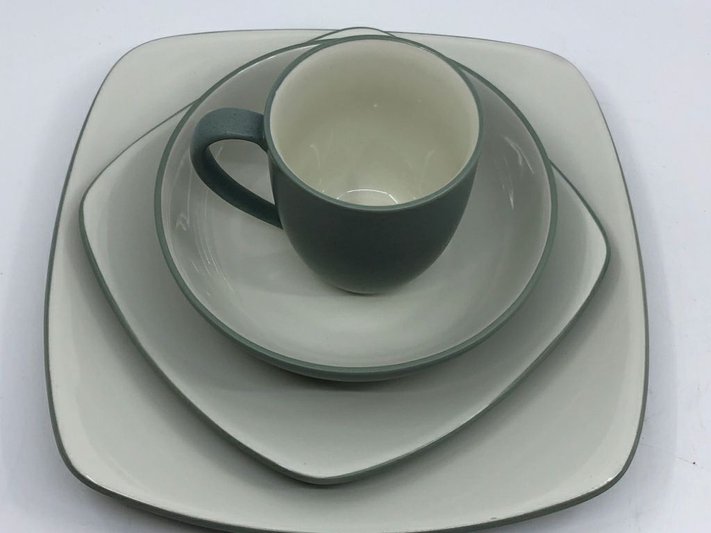 NIB GREEN SQUARE COLORWAVE 4PC SET - 1 DINNER PLATE, 1 BOWL, 1 MUG, 1 LUNCH PLAT