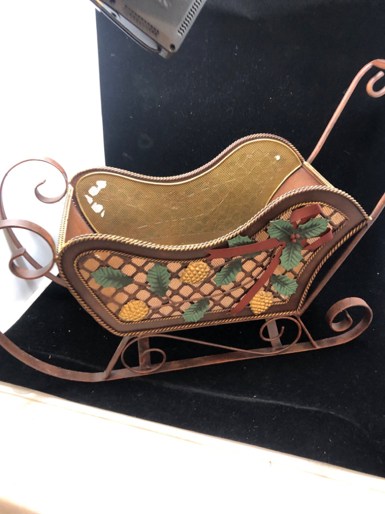 METAL WINTER DECORATED SLEIGH DECOR.
