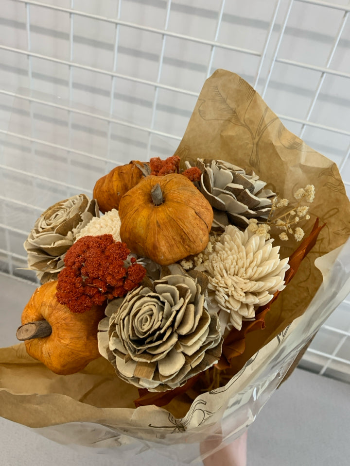 ORANGE FALL-THEMED BOUQUET.
