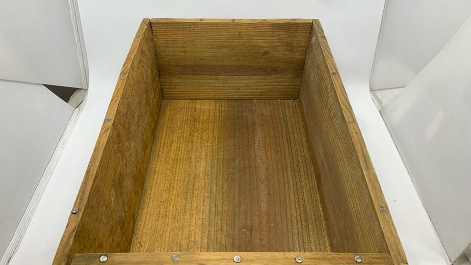 VTG BOYDS BEARS COLLECTION CRATE.