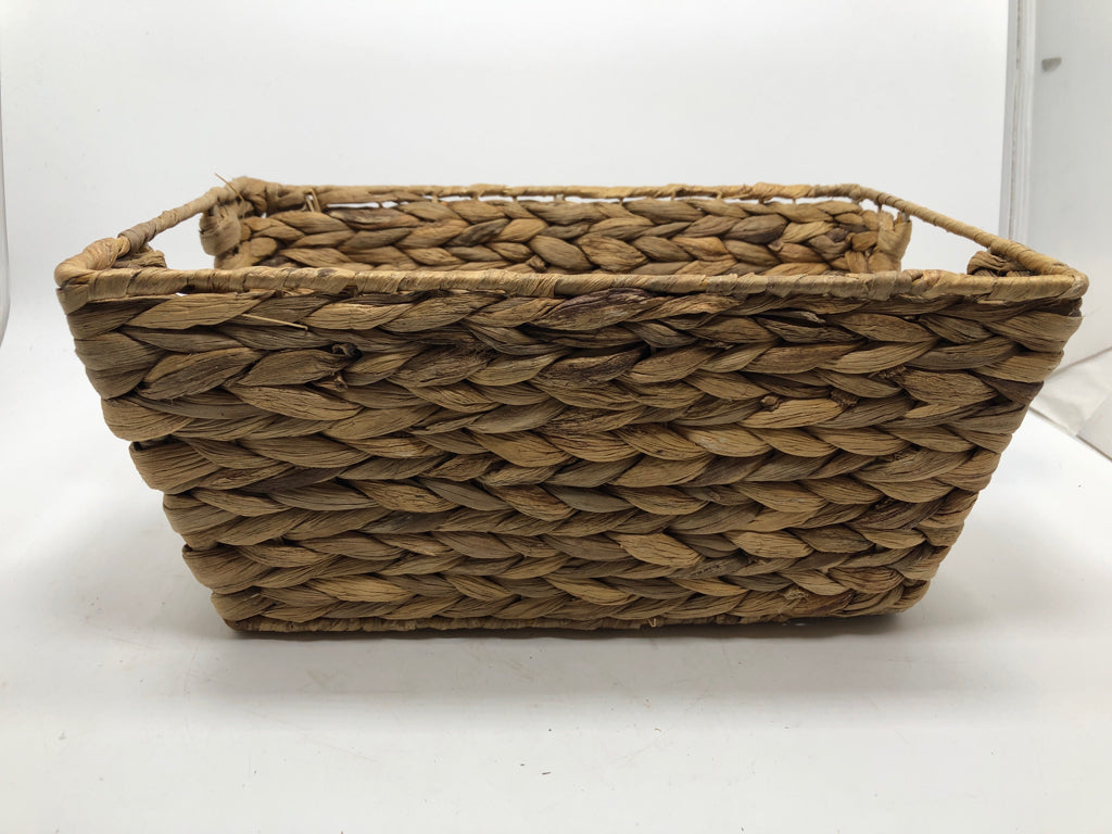 SM WOVEN WICKER BASKET.