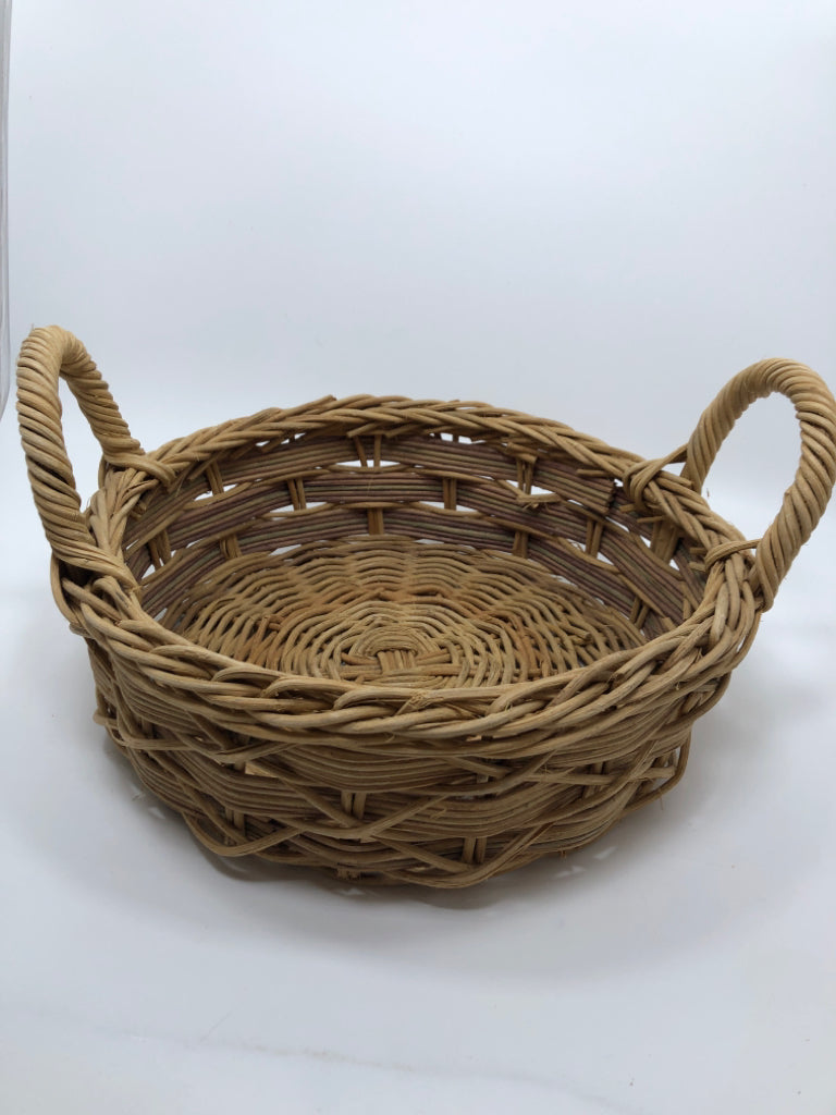 ROUND WICKER BASKET TRAY W/HANDLES.