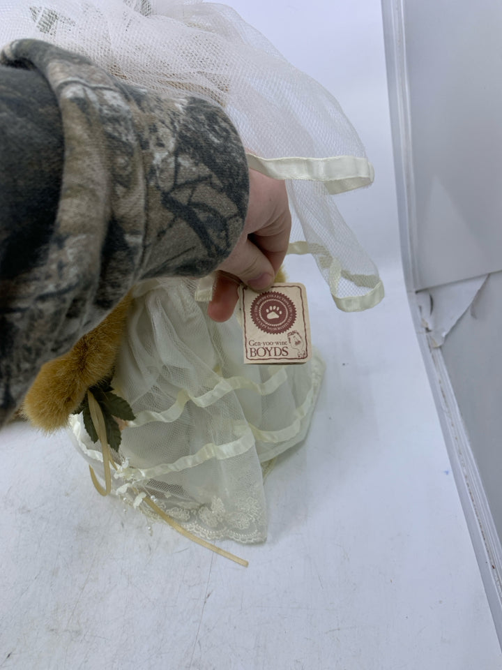 2 PC BRIDE/GROOM BOYDS BEARS.