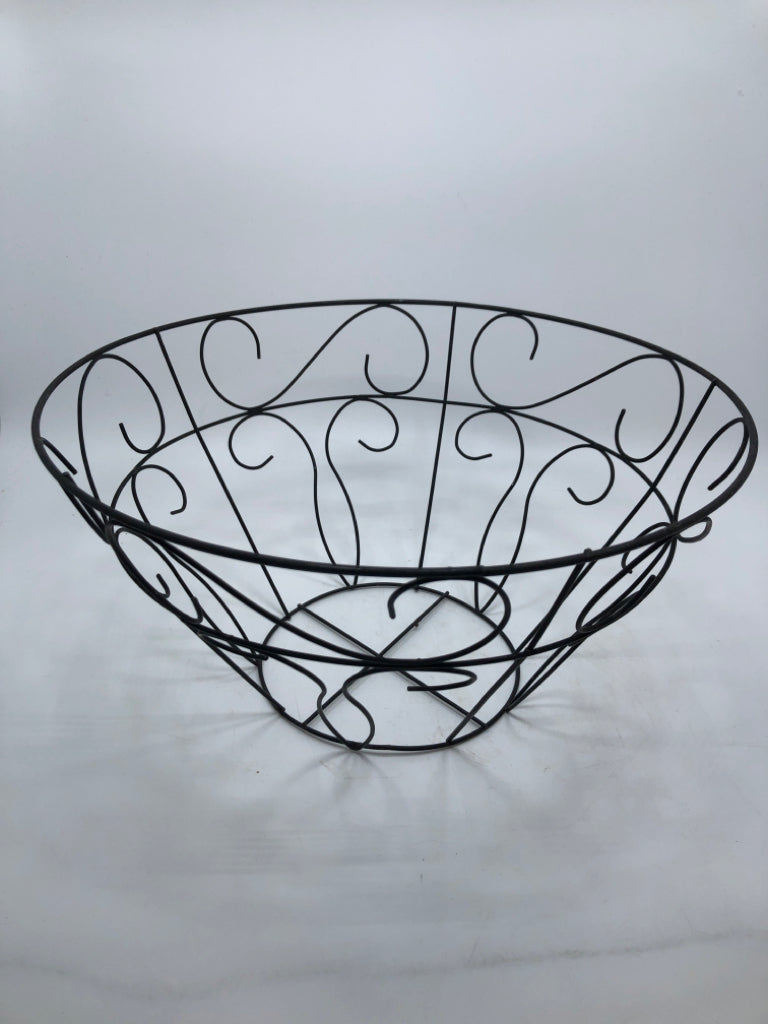 BLACK METAL WIRE BASKET.