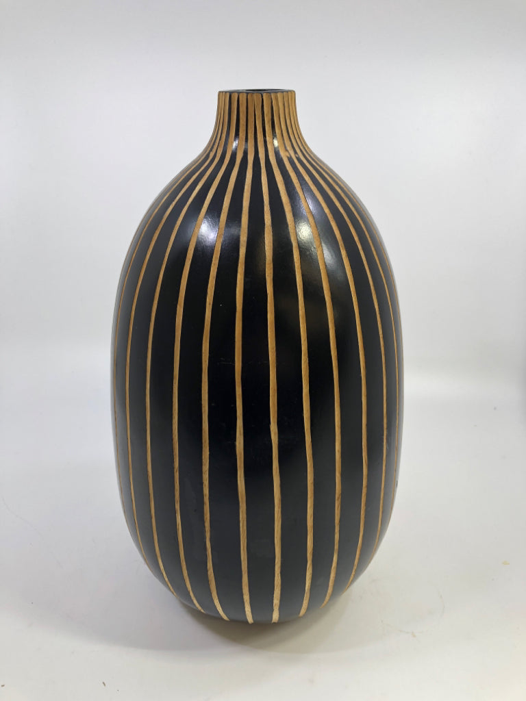 WOODEN CARVED BLACK STRIPPED VASE.