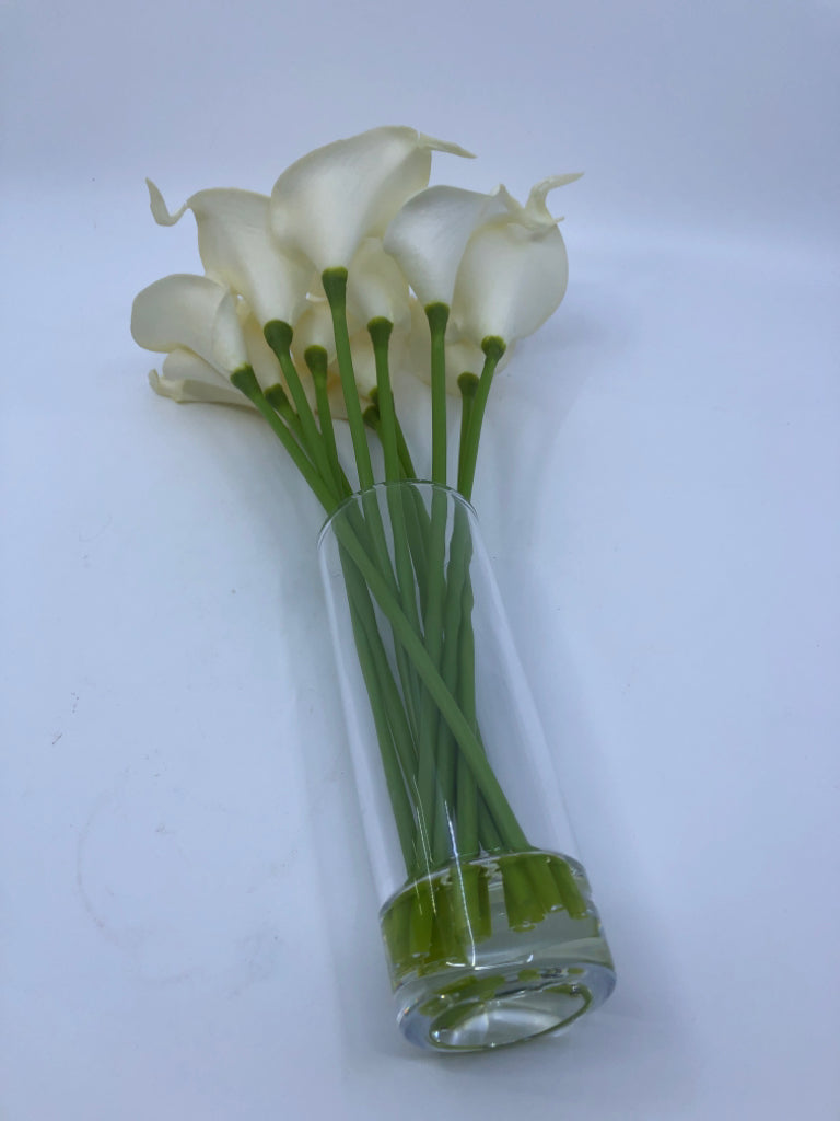 FAUX WHITE CALLA LILY FLORAL IN CLEAR VASE.