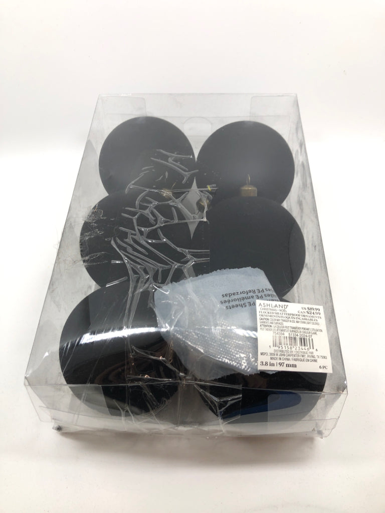 6 BLACK VELVET ORNAMENTS IN BOX.