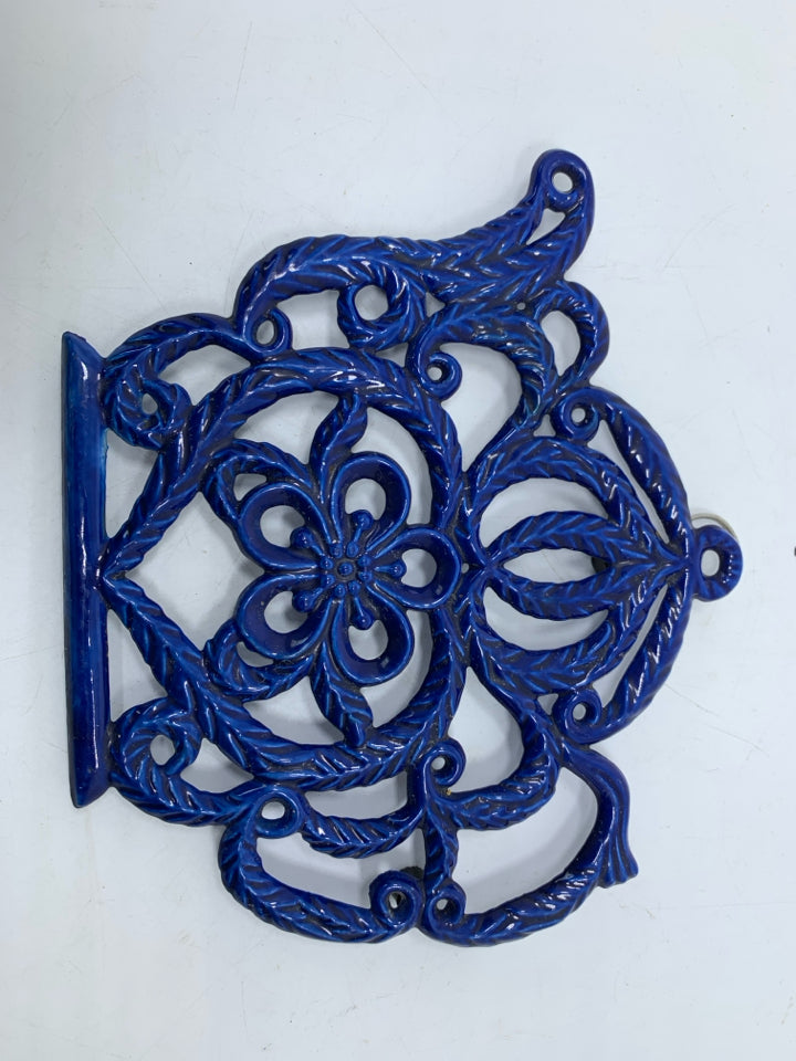 BLUE METAL TEA POT SHAPED TRIVET.