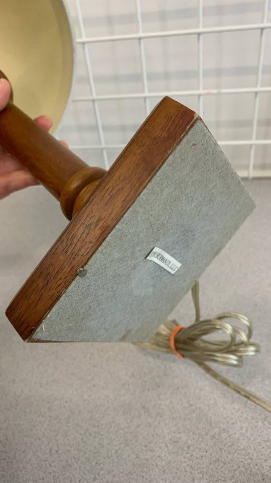 WOOD BASE TABLE LAMP W/TAN SHADE.