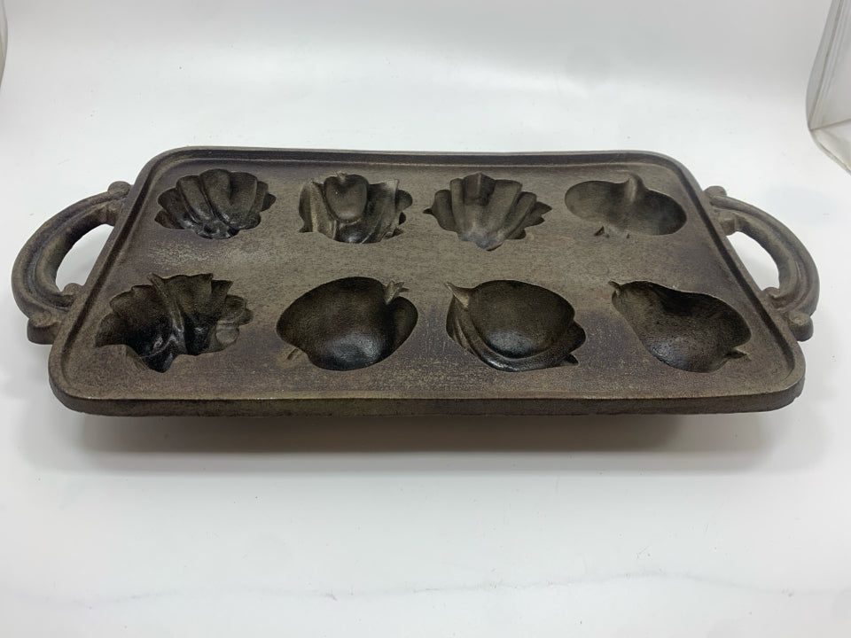 CAST IRON BAKING PAN.