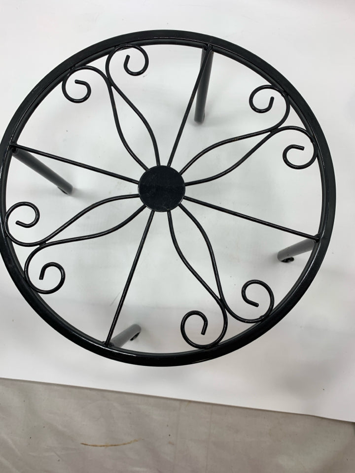 SM BLACK PLANT STAND.