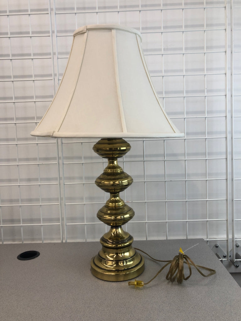 MULTI-TIERED BRASS TABLE LAMP W/WHITE DRUM SHADE.