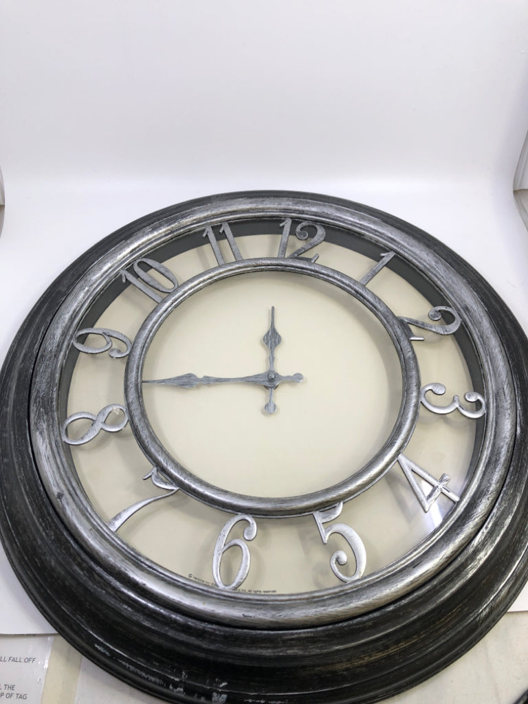 GREY DISTRESSED CIRCLE CLOCK.