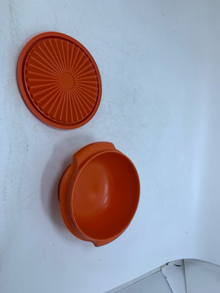 VTG SMALL FOOD CONTAINER.
